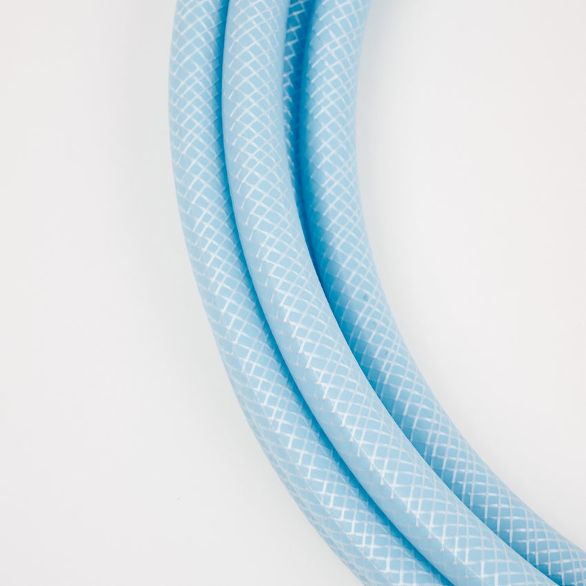 Close-up of 1 x 5 meter extension hose with fittings, light blue with white crisscross pattern, ideal for water tanks, displayed on a white background.